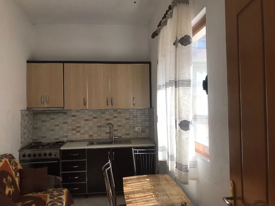 Tirane, jepet me qera apartament 1+1+Ballkon Kati 1, 49 m² 300 € (ne rrugen Hysen Selmani Tirane.)