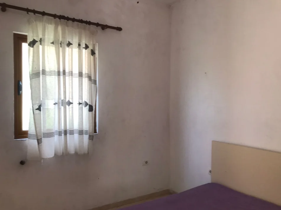 Tirane, jepet me qera apartament 1+1+Ballkon Kati 1, 49 m² 300 € (ne rrugen Hysen Selmani Tirane.)