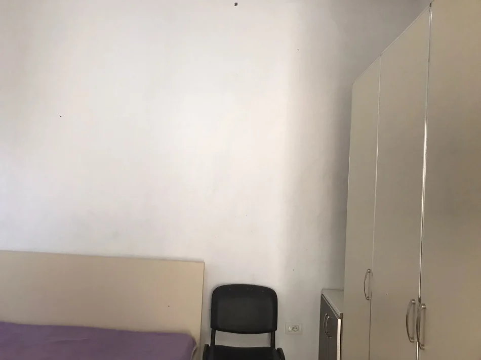 Tirane, jepet me qera apartament 1+1+Ballkon Kati 1, 49 m² 300 € (ne rrugen Hysen Selmani Tirane.)