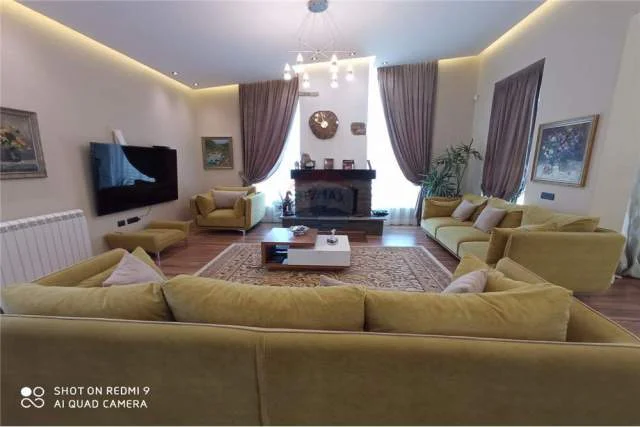 Tirane, jepet me qera Vile 3.000 m² Euro (Petrele)