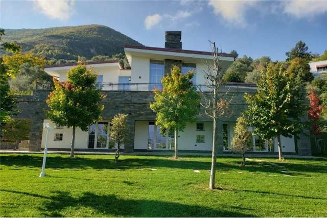 Tirane, jepet me qera Vile 3.000 m² Euro (Petrele)