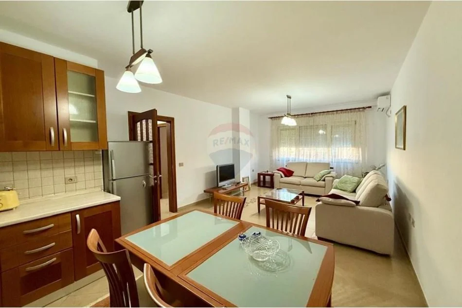 Tirane, jepet me qera 2+1 Kati 6, 650 € (Petronini)