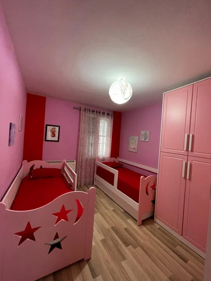 Tirane, jepet me qera apartament 2+1+Ballkon Kati 2, 110 m² 1.000 € (Mine Peza)