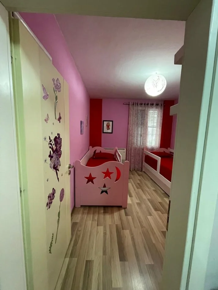 Tirane, jepet me qera apartament 2+1+Ballkon Kati 2, 110 m² 1.000 € (Mine Peza)