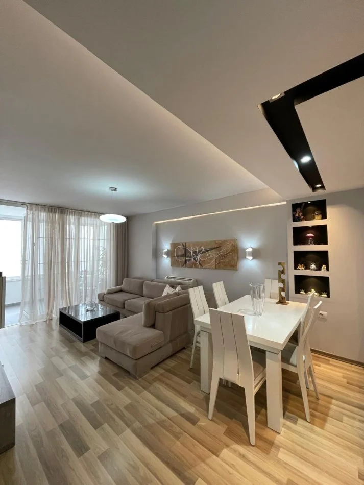 Tirane, jepet me qera apartament 2+1+Ballkon Kati 2, 110 m² 1.000 € (Mine Peza)