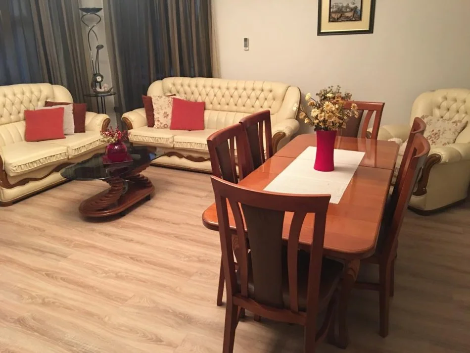 Tirane, jepet me qera apartament 1+1 Kati 4, 100 m² 530 € (mine peza)
