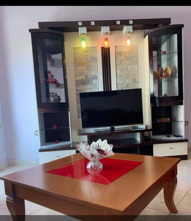 Vlore, jepet me qera apartament 1+1+BLK Kati 2, 70 m² 200 Euro (Lungomare)