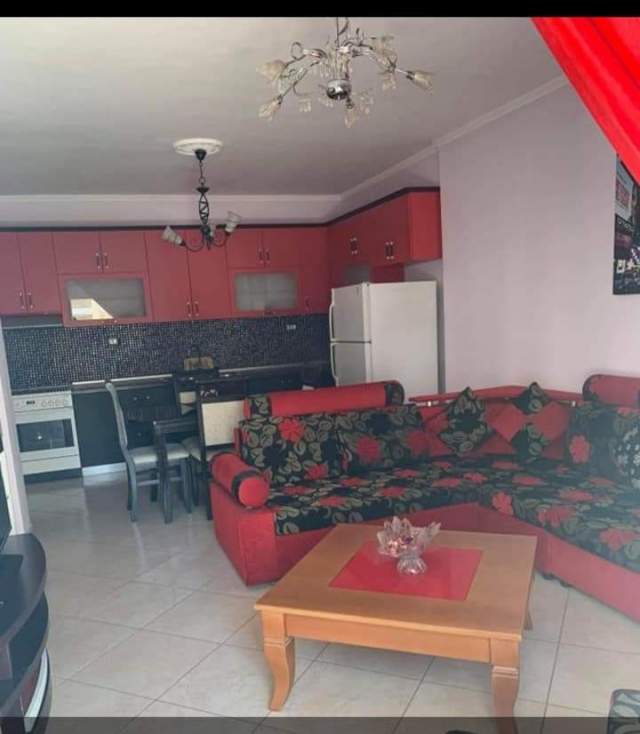 Vlore, jepet me qera apartament 1+1+BLK Kati 2, 70 m² 200 Euro (Lungomare)
