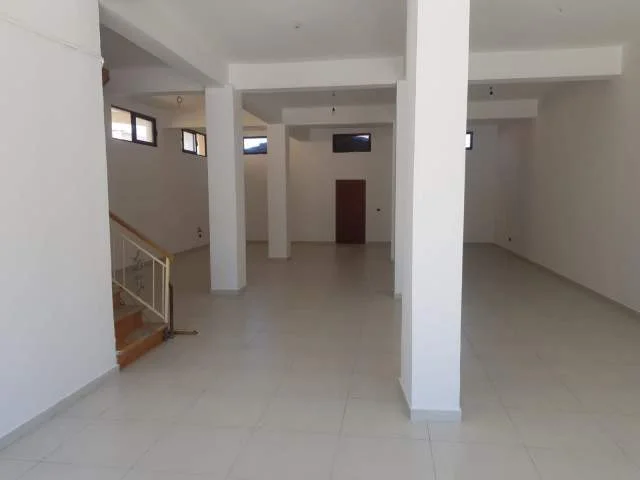 Durres, jepet me qera ambjent biznesi Kati 0, 400 m² 1.200 Euro (Rruga Aleksander Goga)