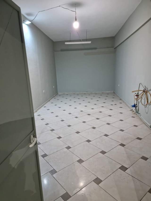 Tirane, shitet magazine Kati 0, 282 m² 1.000 Euro/m2 (Ilia Dilo Sheperi)
