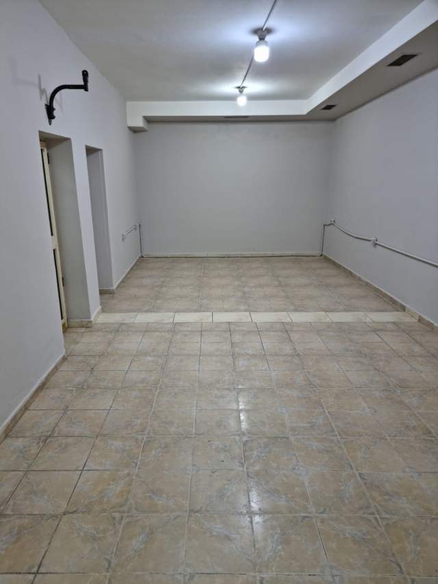 Tirane, shitet magazine Kati 0, 282 m² 1.000 Euro/m2 (Ilia Dilo Sheperi)