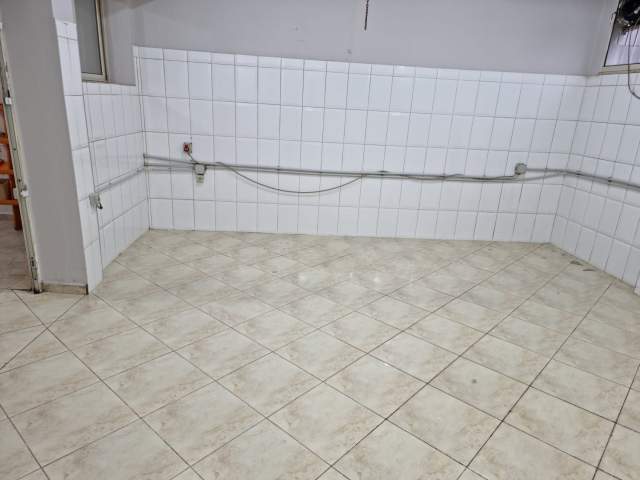 Tirane, shitet magazine Kati 0, 282 m² 1.000 Euro/m2 (Ilia Dilo Sheperi)