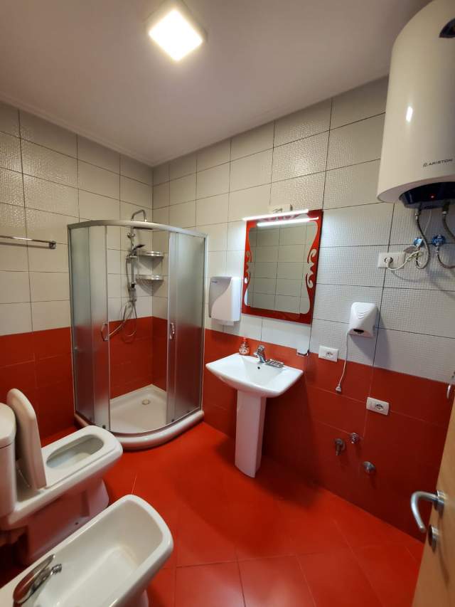 Tirane, jepet me qera apartament 2+1+BLK Kati 2, 110 m² 600 Euro (Pazari i ri)