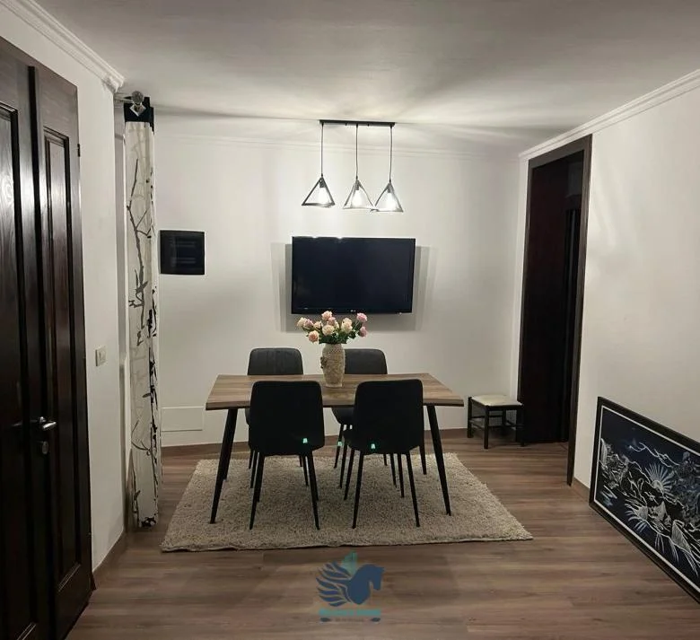Tirane, jepet me qera shtepi 2+1 Kati 1, 75 m² 750 € (Parlamenti)