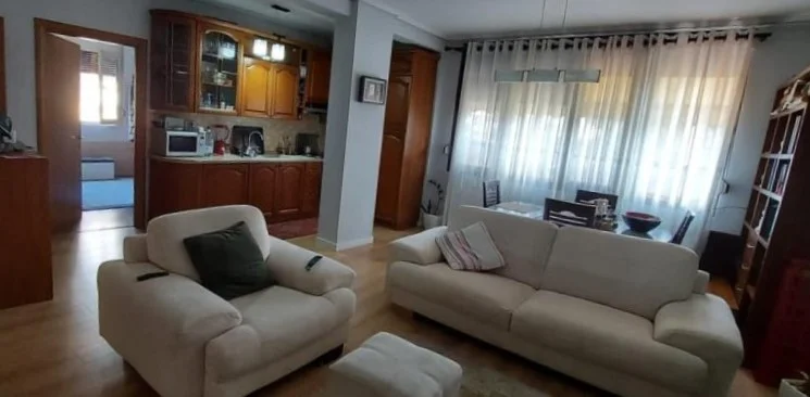 Tirane, jepet me qera apartament 2+1+Ballkon Kati 3, 100 m² 650 € (Vasil shanto)