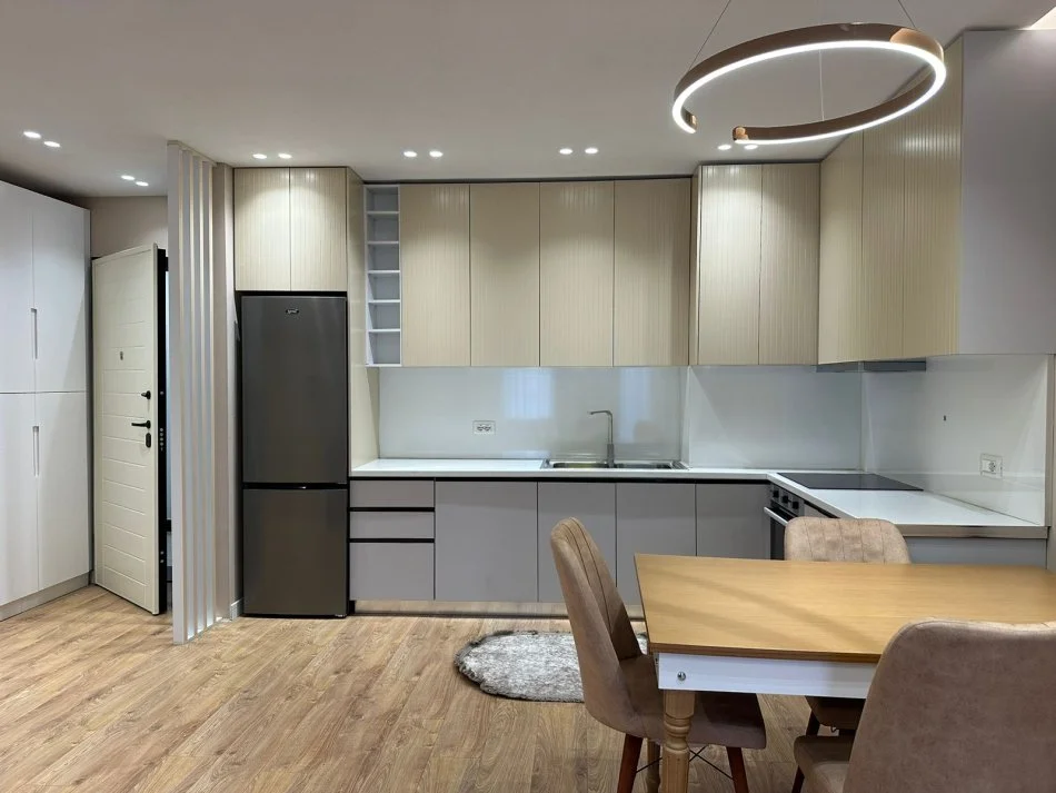 Tirane, jepet me qera apartament 2+1+Ballkon Kati 4, 92 m² 1.200 € (Parku Olimpik)