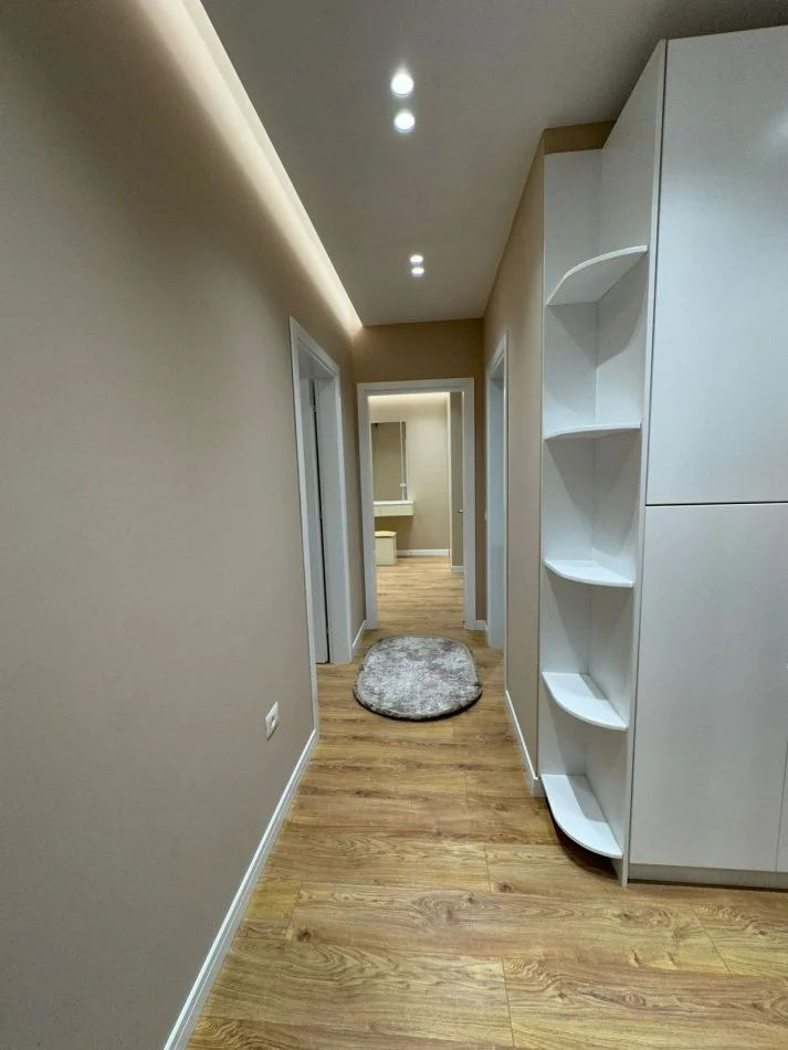 Tirane, jepet me qera apartament 2+1+Ballkon Kati 4, 92 m² 1.200 € (Parku Olimpik)