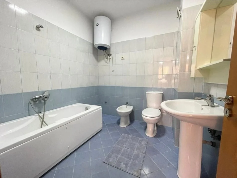 Tirane, jepet me qera apartament 2+1+Aneks+Ballkon Kati 4, 120 m² 530 € (Astir)
