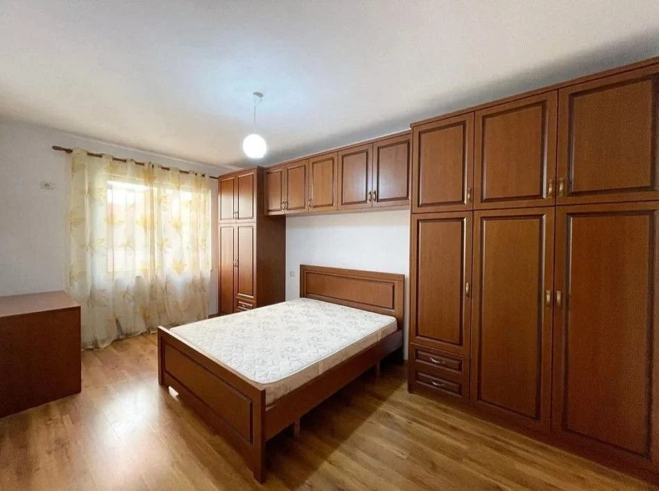 Tirane, jepet me qera apartament 2+1+Aneks+Ballkon Kati 4, 120 m² 530 € (Astir)