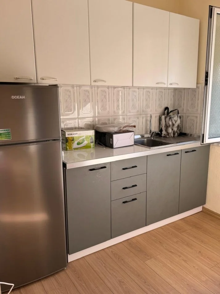 Tirane, jepet me qera apartament 1+1+Aneks+Ballkon Kati 3, 80 m² 350 € (Ali Dem ish tregu elektrik)