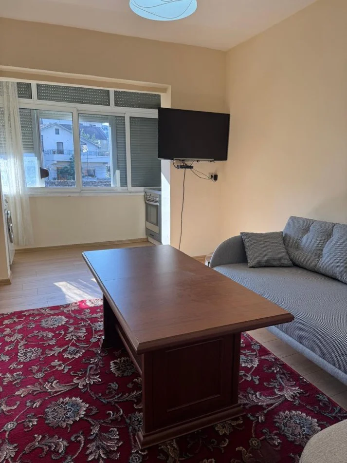 Tirane, jepet me qera apartament 1+1+Aneks+Ballkon Kati 3, 80 m² 350 € (Ali Dem ish tregu elektrik)
