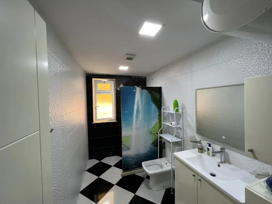 Tirane, jepet me qera apartament 2+1 Kati 2, 100 m² 700 € (Myslym Shyri)