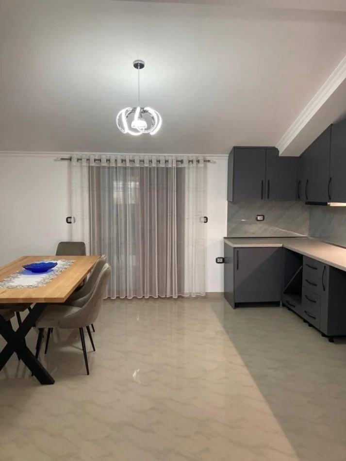 Tirane, jepet me qera apartament 2+1 Kati 3, 120 m² 500 € (Rruga Alush Taka)