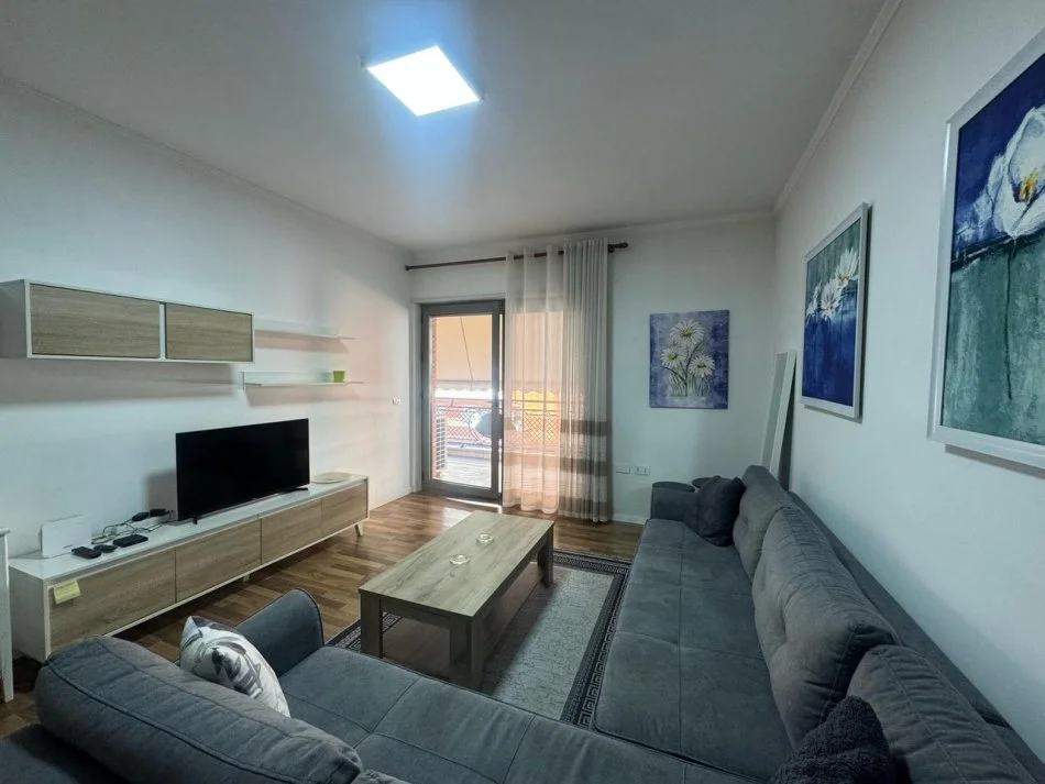 Tirane, jepet me qera apartament 2+1+Ballkon Kati 6, 110 m² 900 € (Rruga e Kavajes)