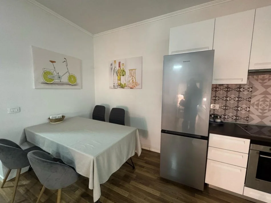 Tirane, jepet me qera apartament 2+1+Ballkon Kati 6, 110 m² 900 € (Rruga e Kavajes)