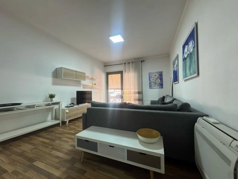 Tirane, jepet me qera apartament 2+1+Ballkon Kati 6, 110 m² 900 € (Rruga e Kavajes)