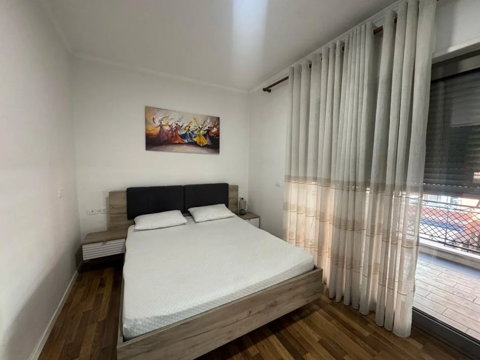 Tirane, jepet me qera apartament 2+1+Ballkon Kati 6, 110 m² 900 € (Rruga e Kavajes)