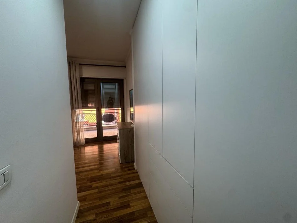 Tirane, jepet me qera apartament 2+1+Ballkon Kati 6, 110 m² 900 € (Rruga e Kavajes)