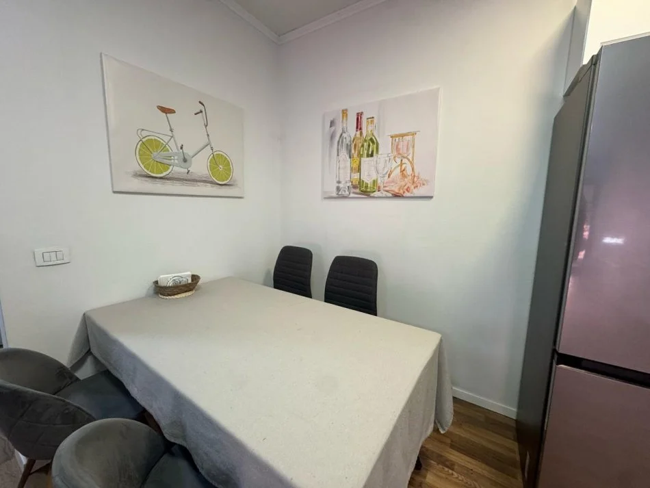 Tirane, jepet me qera apartament 2+1+Ballkon Kati 6, 110 m² 900 € (Rruga e Kavajes)