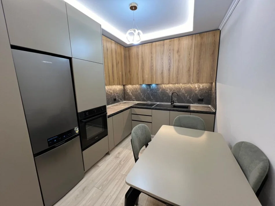 Tirane, jepet me qera apartament 1+1+Ballkon , 80 m² 600 € (Tek Zogu i Zi perballe karburant Gazheli)