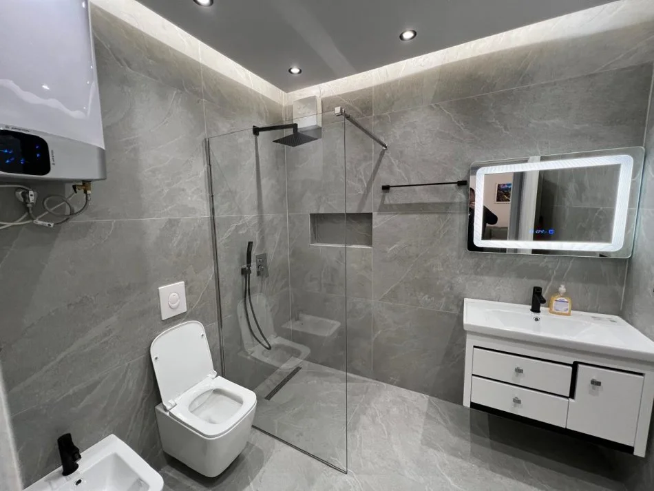 Tirane, jepet me qera apartament 1+1+Ballkon , 80 m² 600 € (Tek Zogu i Zi perballe karburant Gazheli)