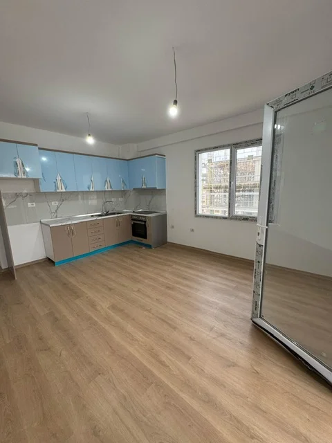 Tirane, jepet me qera apartament 2+1 Kati 6, 90 m² 500 € (Rruga Benjamin Kruta)
