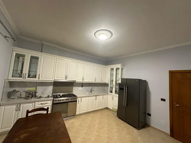 Tirane, jepet me qera shtepi 1 Katshe , 500 m² 2.500 € (TEG)