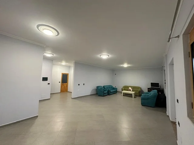 Tirane, jepet me qera shtepi 1 Katshe , 500 m² 2.500 € (TEG)