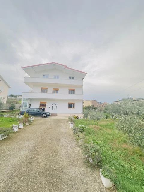 Tirane, jepet me qera shtepi 1 Katshe , 500 m² 2.500 € (TEG)
