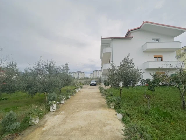 Tirane, jepet me qera shtepi 1 Katshe , 500 m² 2.500 € (TEG)