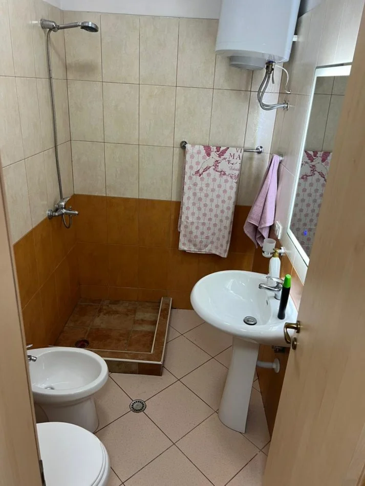 Durres, jepet me qera apartament 1+1+Ballkon Kati 3, 60 m² 60 € (shkembi i kavajes durres)