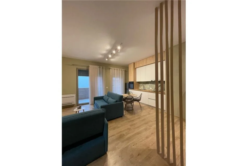 Tirane, jepet me qera 1+1+Ballkon Kati 2, 65 m² 650 € (Rruga e Kavajes)