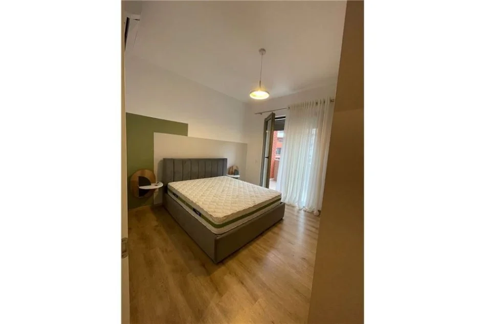 Tirane, jepet me qera 1+1+Ballkon Kati 2, 65 m² 650 € (Rruga e Kavajes)