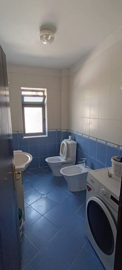 Tirane, jepet me qera apartament 2+1+Aneks+Ballkon Kati 2, 75 m² 450 € (Rr. Ali Demi Te Azili pallat buze rruge)