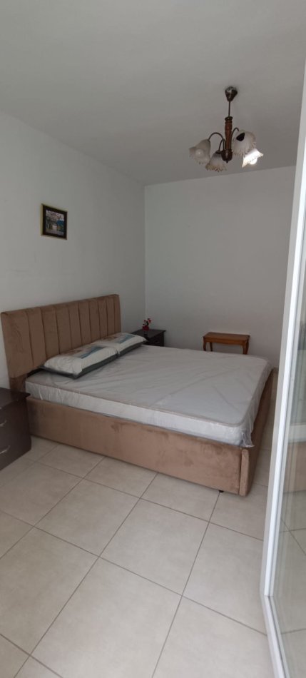 Tirane, jepet me qera apartament 2+1+Aneks+Ballkon Kati 2, 75 m² 450 € (Rr. Ali Demi Te Azili pallat buze rruge)