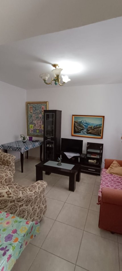 Tirane, jepet me qera apartament 2+1+Aneks+Ballkon Kati 2, 75 m² 450 € (Rr. Ali Demi Te Azili pallat buze rruge)