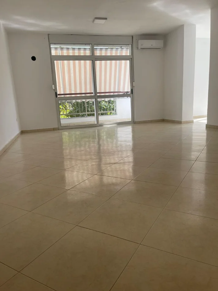 Tirane, shitet dyqan Kati 0, 104 m² 572.000 € 