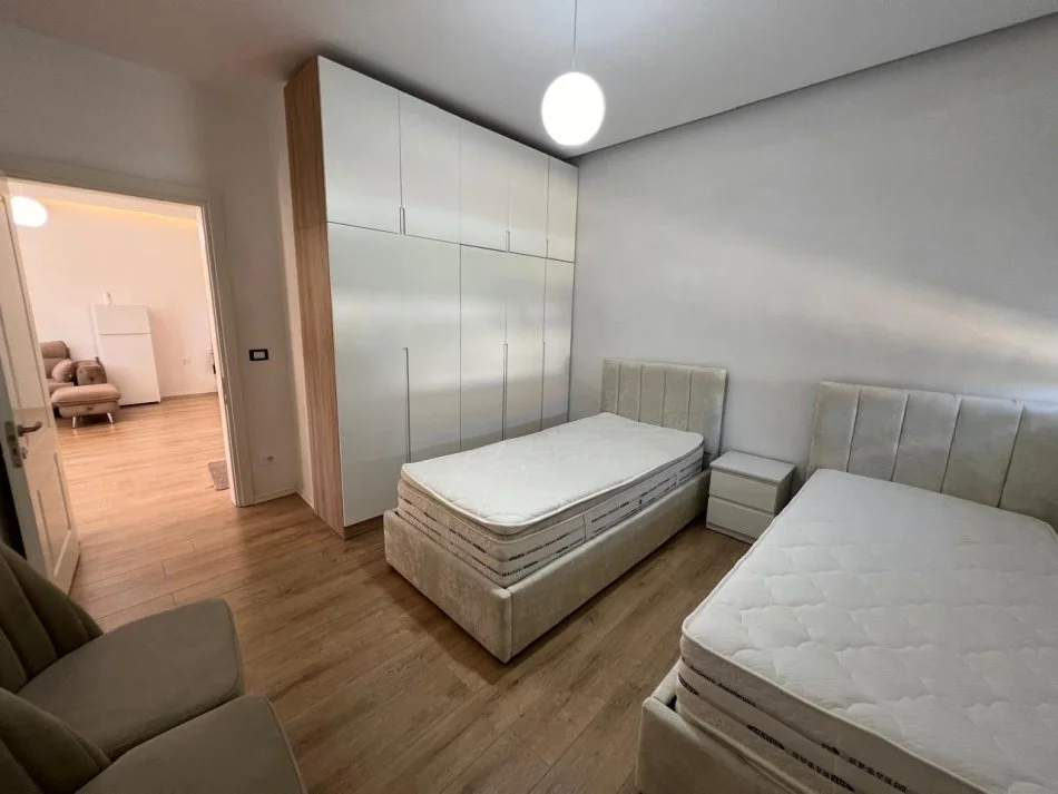 Tirane, jepet me qera shtepi 2+1 , 450 € 