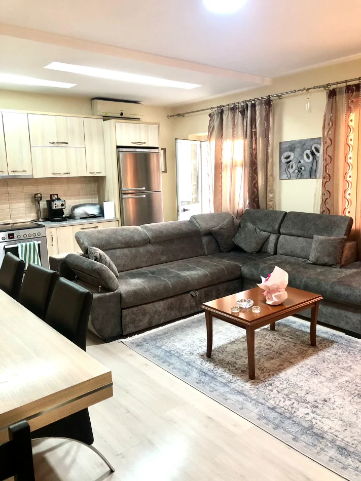 Tirane, jepet me qera 2+1 Kati 2, 83 m² 600 € 