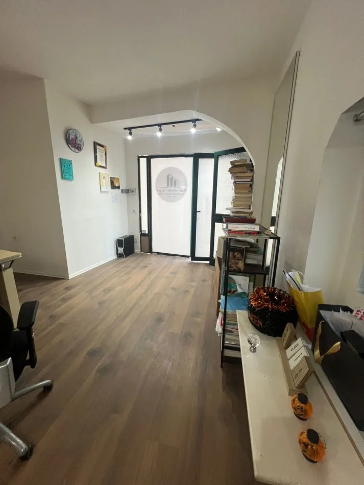 Tirane, jepet me qera zyre , 30 m² 450 € (Kristal Center)